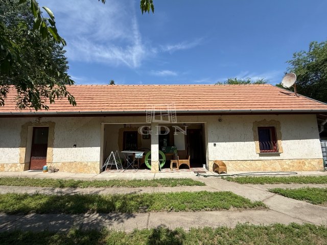 Eladó mezogazdasagi ingatlan, Lakitelken 63 M Ft, 4 szobás
