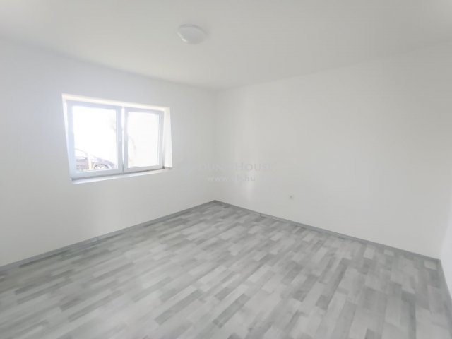 Eladó családi ház, Újszászon 23.9 M Ft, 1 szobás