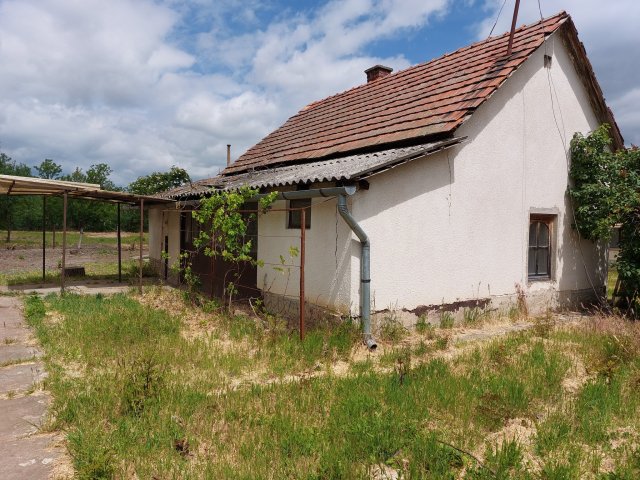 Eladó családi ház, Fegyverneken 6.5 M Ft, 1 szobás