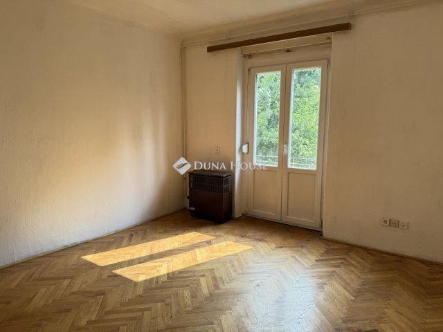 Eladó téglalakás, Pécsett 15.99 M Ft, 2 szobás