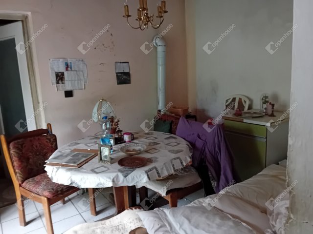 Eladó családi ház, Neszmélyen 15 M Ft, 2 szobás