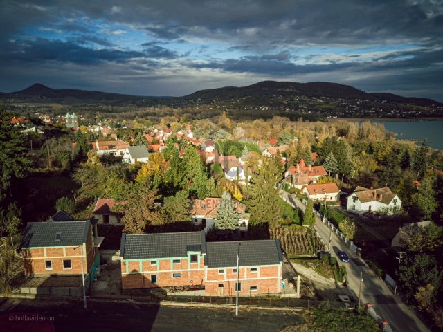 Eladó téglalakás, Badacsonytomajon 99.9 M Ft, 2 szobás