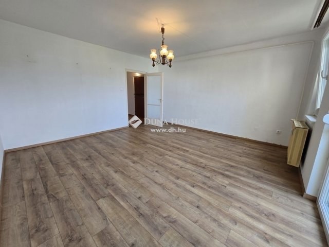 Eladó panellakás, Ajkán 31.9 M Ft, 2 szobás