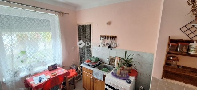 Eladó téglalakás, Komlón 14 M Ft, 2 szobás