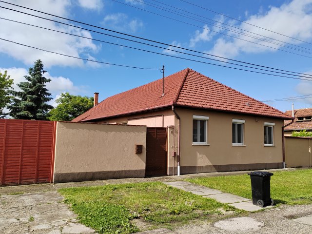 Eladó családi ház, Cegléden 64.9 M Ft, 7 szobás