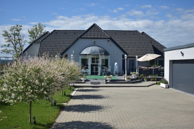Eladó családi ház, Rönökön 104.9 M Ft, 7 szobás