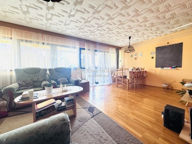 Eladó sorház, Komlón 64.99 M Ft, 7 szobás / költözzbe.hu