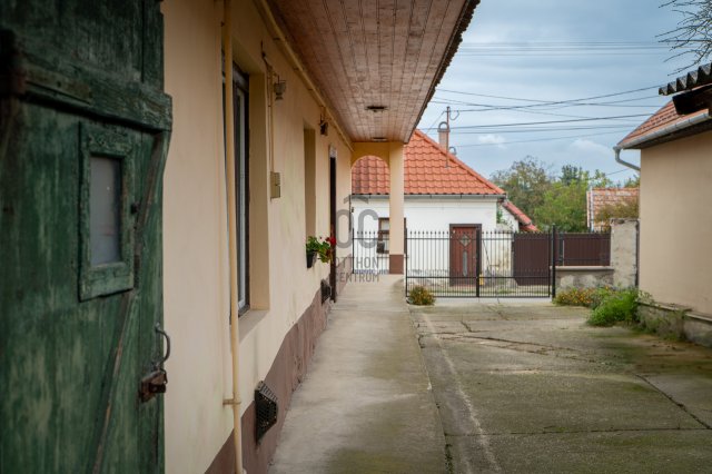 Eladó családi ház, Tahitótfalun 40.7 M Ft, 2 szobás