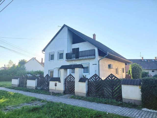 Eladó családi ház, Simontornyán 42 M Ft, 8 szobás
