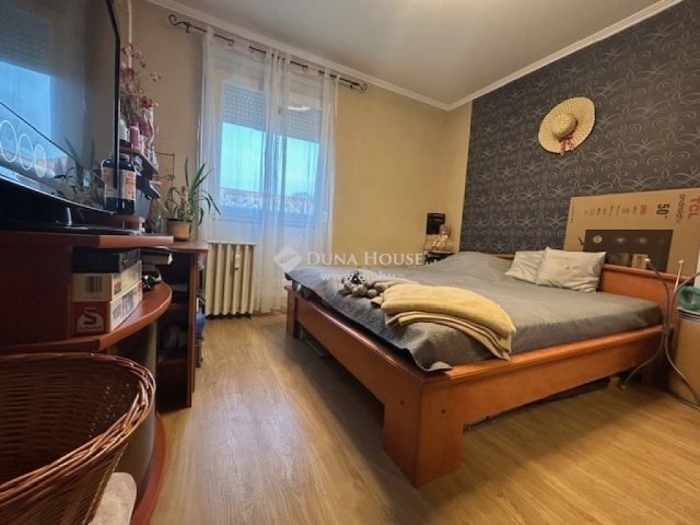 Eladó panellakás, Pécsett 42.99 M Ft, 4 szobás