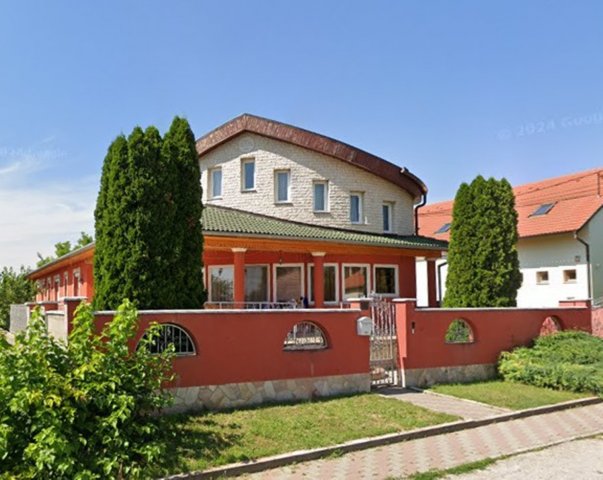 Eladó családi ház, Pécsett 80 M Ft, 5 szobás