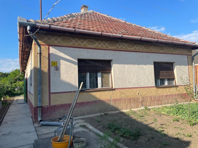 Eladó családi ház, Tiszaföldváron 9.9 M Ft, 3 szobás