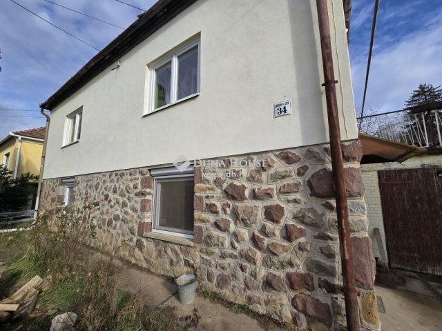 Eladó családi ház, Komlón 29.9 M Ft, 3 szobás