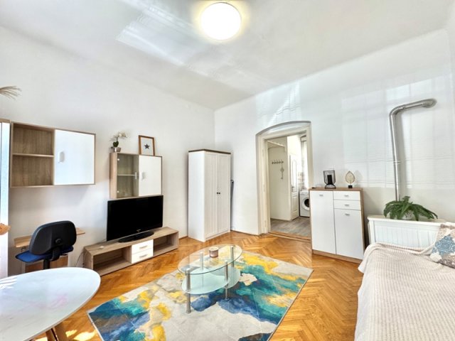 Kiadó téglalakás, albérlet, Pécsett 160 E Ft / hó, 1 szobás