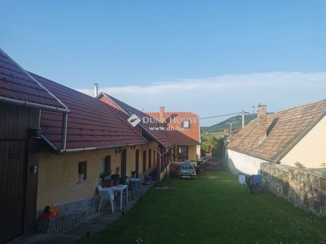 Eladó családi ház, Dunaszentmiklóson 60 M Ft, 6 szobás
