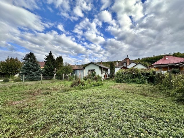 Eladó családi ház, Mendén 62.75 M Ft, 4 szobás