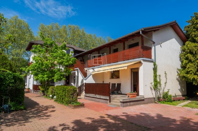 Eladó családi ház, Siófokon 399 M Ft, 12+3 szobás