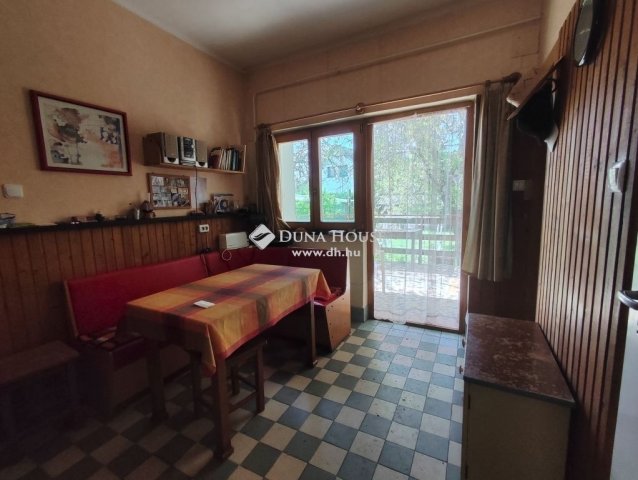 Eladó családi ház, Velencén 42 M Ft, 8 szobás