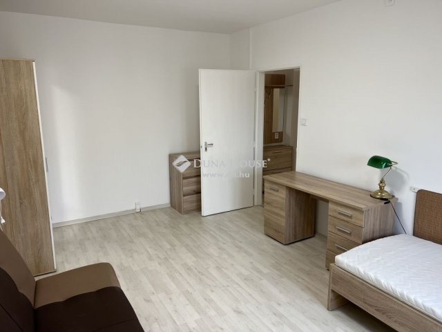 Kiadó panellakás, albérlet, Pécsett 160 E Ft / hó, 2 szobás