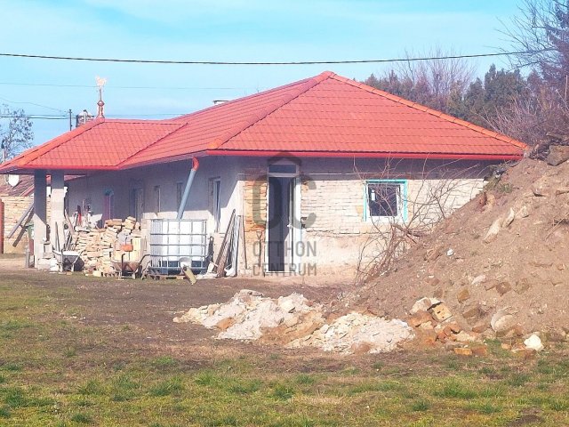 Eladó családi ház, Lajoskomáromban 59.9 M Ft, 4 szobás