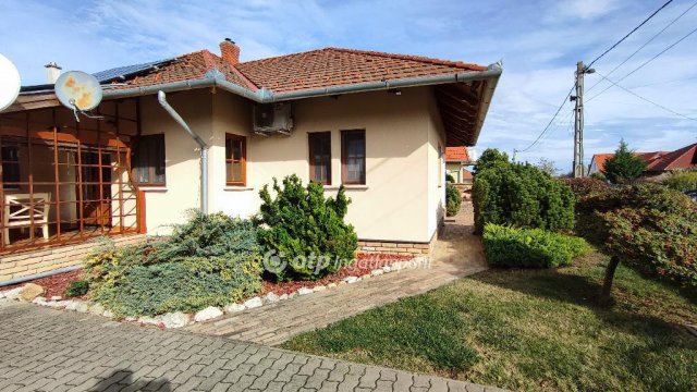 Eladó családi ház, Balatonberényben 174.9 M Ft, 6 szobás
