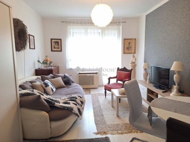 Kiadó téglalakás, albérlet, Pécsett 180 E Ft / hó, 2 szobás