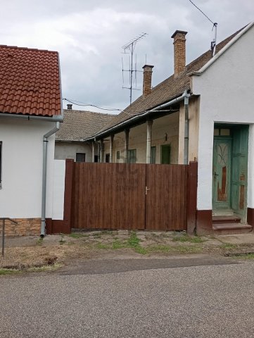 Eladó családi ház, Bátaszéken 17.2 M Ft, 6 szobás