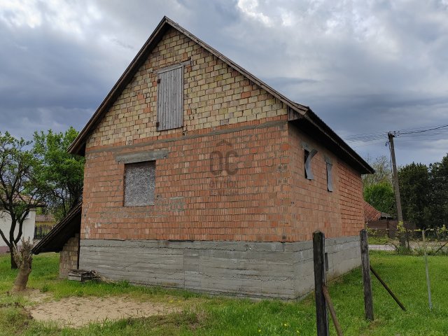 Eladó családi ház, Csemőn 19.5 M Ft, 2 szobás