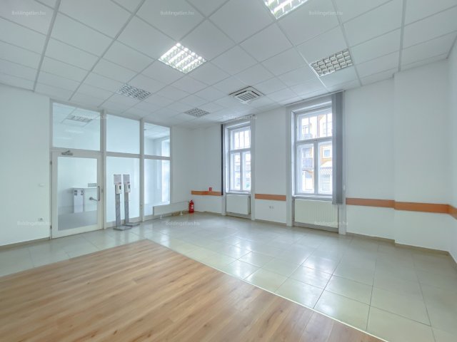 Kiadó iroda, Kaposváron, Fő utcában 300 E Ft / hó