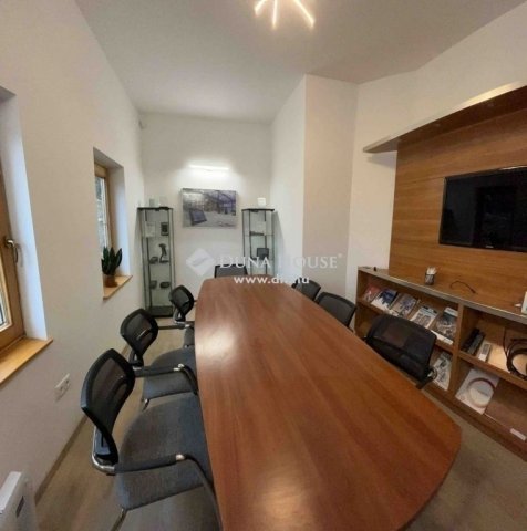 Eladó családi ház, Budapesten, III. kerületben 269.99 M Ft