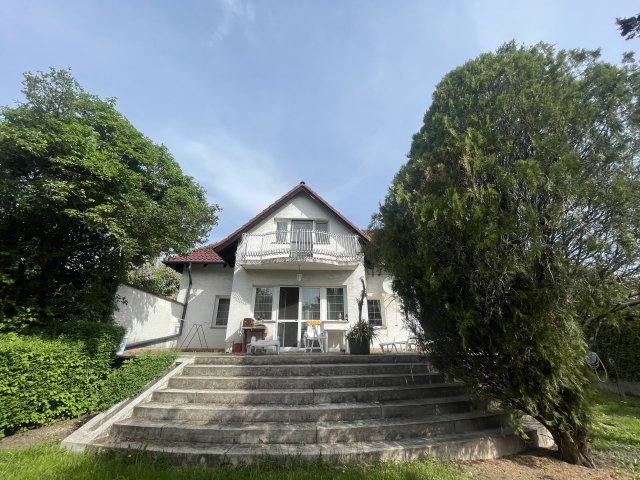 Eladó családi ház, Budaörsön 319 M Ft, 9 szobás