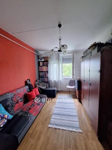 Eladó panellakás, Ajkán 33 M Ft, 1+1 szobás