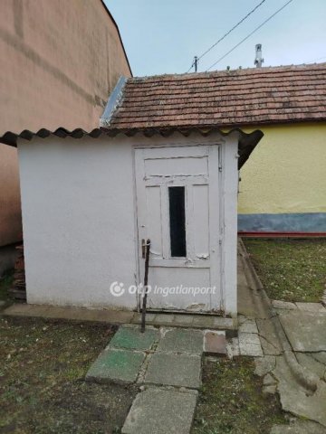 Eladó családi ház, Pécsett 18.99 M Ft, 1 szobás