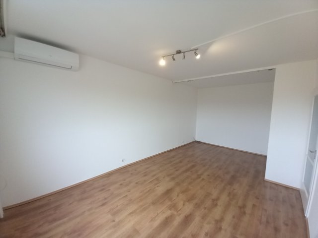 Kiadó panellakás, albérlet, Szolnokon 110 E Ft / hó, 1+1 szobás