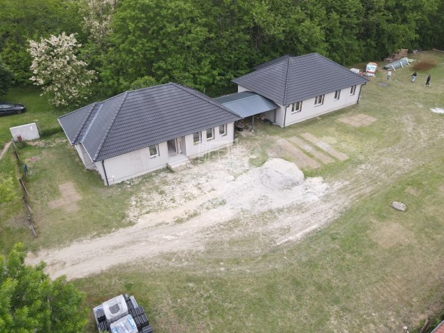 Eladó ikerház, Veresegyházon 79.99 M Ft, 4 szobás