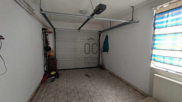 Eladó családi ház, Ajkán 74.9 M Ft, 5 szobás