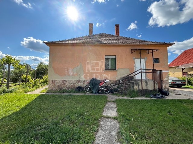 Eladó családi ház, Komáromban 45 M Ft, 3 szobás