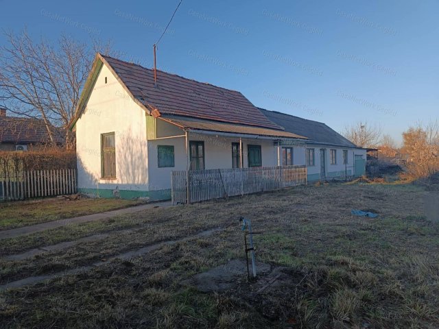 Eladó családi ház, Cegléden 12.9 M Ft, 4 szobás