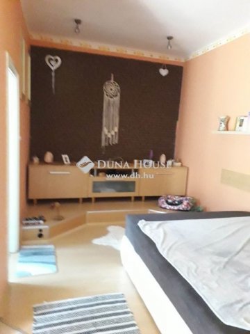 Eladó téglalakás, Komlón 15.9 M Ft, 3 szobás