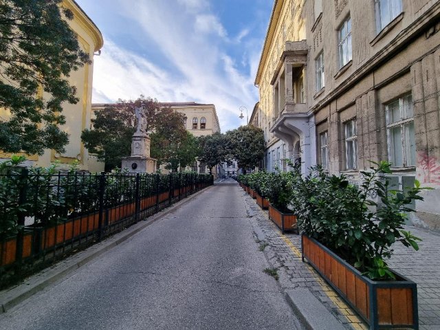 Eladó téglalakás, Budapesten, VI. kerületben, Hegedű utcában