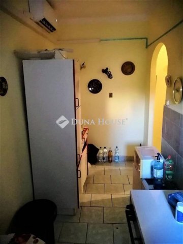 Eladó téglalakás, Komlón, Zrínyi téren 10.5 M Ft, 2 szobás