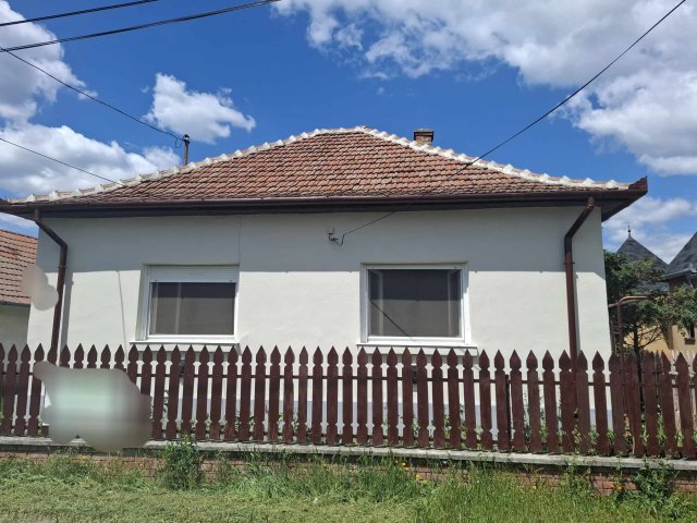 Eladó családi ház, Újszászon 21.9 M Ft, 3 szobás