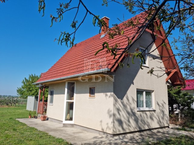 Eladó nyaraló, Siófokon 65 M Ft, 3 szobás / költözzbe.hu