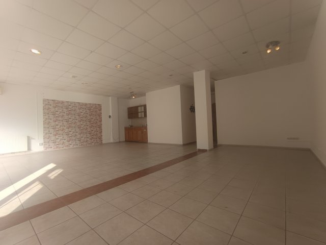 Eladó üzlethelyiség, Komlón, Berek utcában 25 M Ft