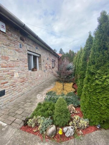Eladó családi ház, Mendén 85.9 M Ft, 4+1 szobás