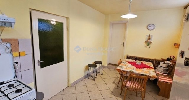 Eladó családi ház, Pécsett 59.5 M Ft, 3 szobás