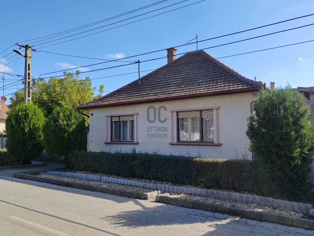 Eladó családi ház, Cegléden 44.9 M Ft, 4 szobás