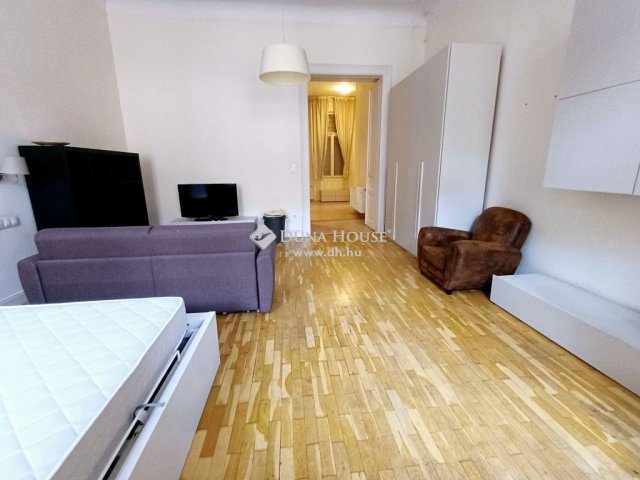 Eladó téglalakás, Budapesten, VI. kerületben 84.9 M Ft, 1 szobás