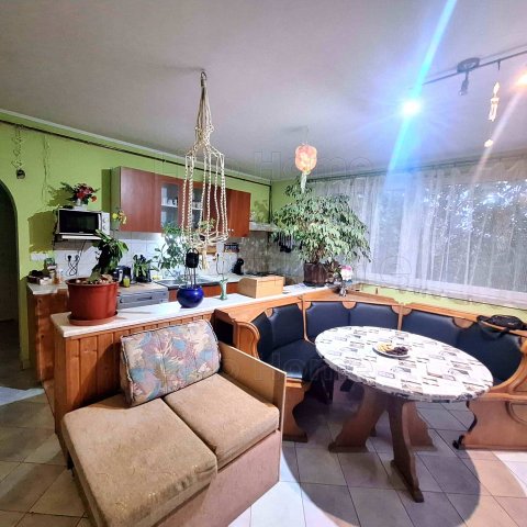 Eladó családi ház, Mezőkomáromban 31.5 M Ft, 11 szobás