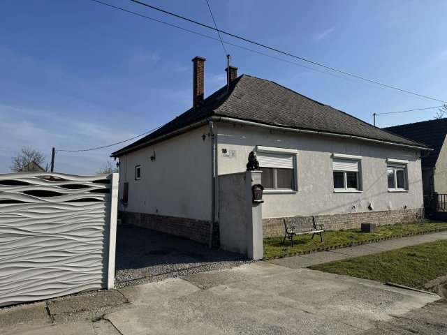 Eladó családi ház, Bogdásán 12 M Ft, 4 szobás